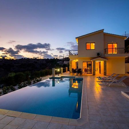 Villa Blue Jadeite Пея Екстериор снимка